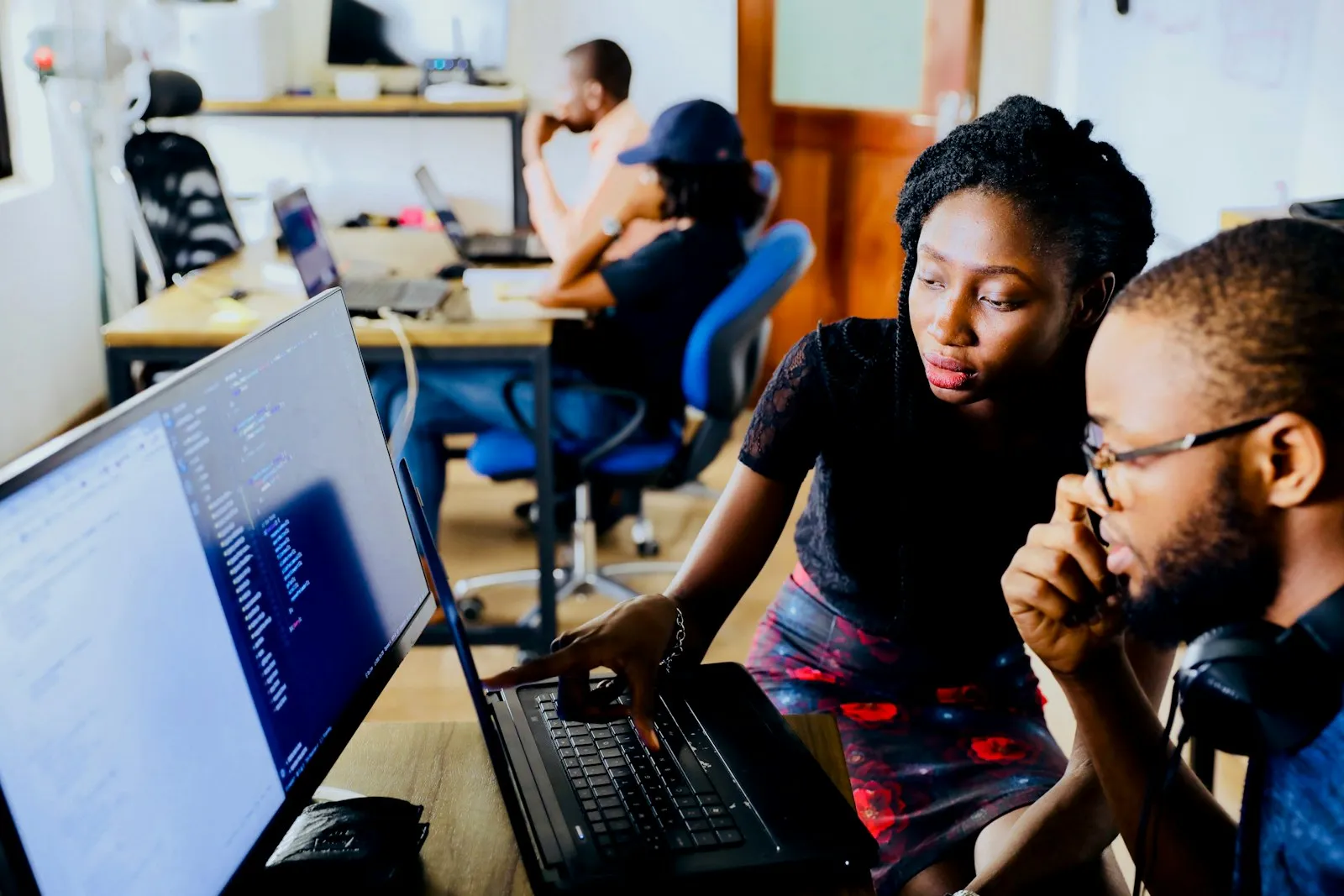 Illustration bleue d'un écran d'ordinateur et de jeunes connectés à un réseau de formation numérique